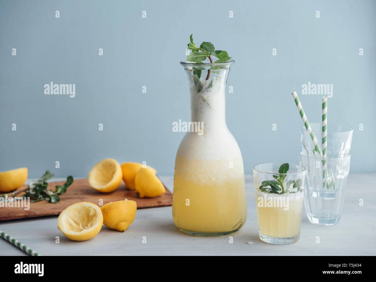 Limonade maison sucrée avec miel en carafe et verre Banque D'Images