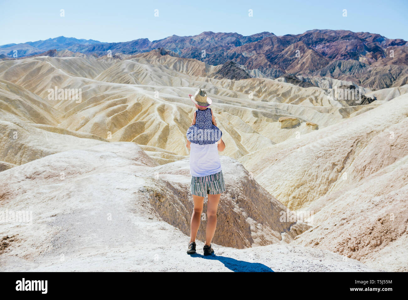 États-unis, Californie, Death Valley National Park, vingt Mule Canyon, vue arrière de l'équipe mère portant baby girl Banque D'Images