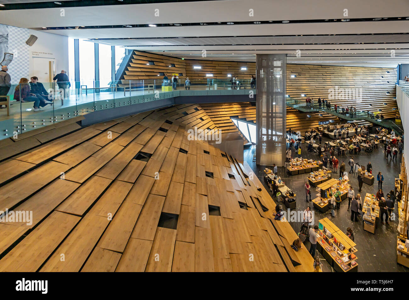 Vue de l'intérieur de V&A Dundee Dundee Riverside Esplanade dans UKwith l'Ecosse l'arbre de relevage de surface de vente et d'un café vu du plancher supérieur Banque D'Images