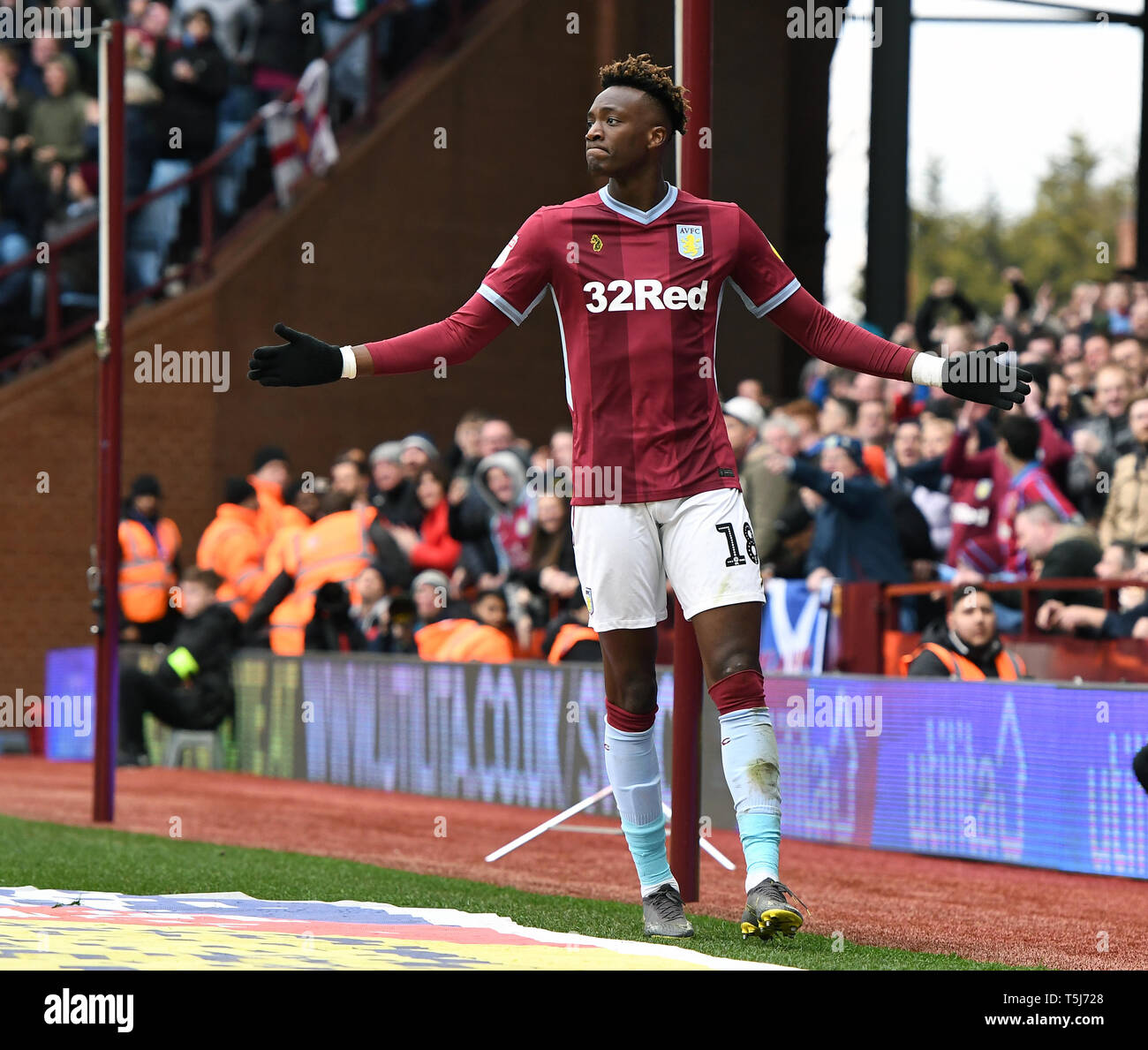 13 avril 2019, l'établissement Villa Park, Birmingham, Angleterre ; Sky Bet Championnat, Aston Villa vs Bristol City : Tammy Abraham (18) de Aston Villa ne peut pas croire qu'il était hors-Credit : Gareth Dalley/News Images images Ligue de football anglais sont soumis à licence DataCo Banque D'Images