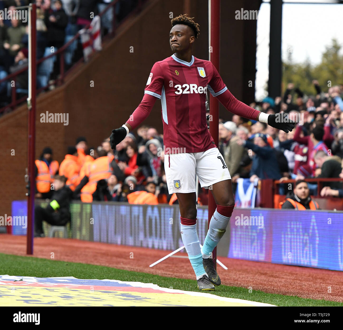 13 avril 2019, l'établissement Villa Park, Birmingham, Angleterre ; Sky Bet Championnat, Aston Villa vs Bristol City : Tammy Abraham (18) de Aston Villa ne peut pas croire qu'il était hors-jeu. Credit : Gareth Dalley/News Images images Ligue de football anglais sont soumis à licence DataCo Banque D'Images