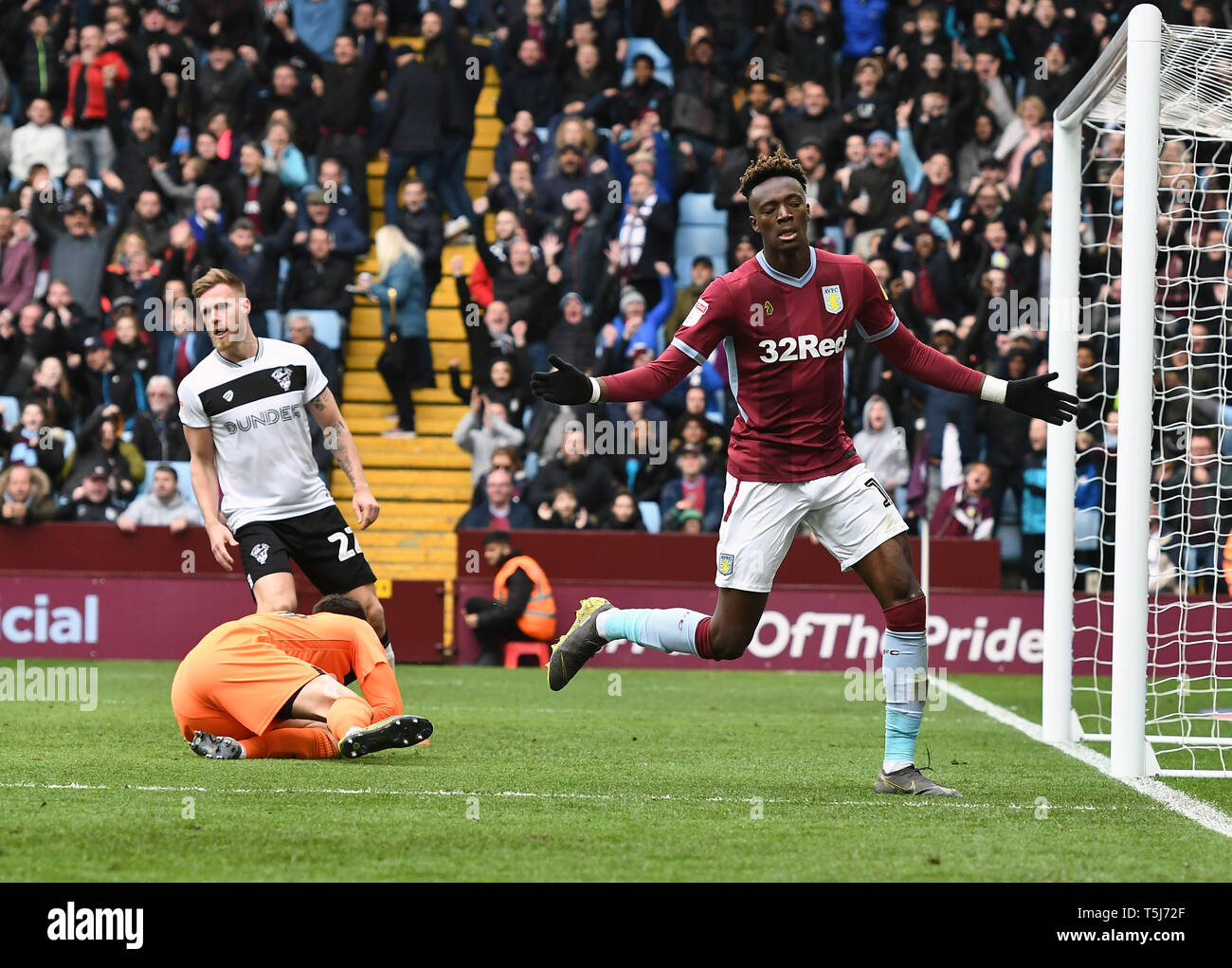 13 avril 2019, l'établissement Villa Park, Birmingham, Angleterre ; Sky Bet Championnat, Aston Villa vs Bristol City : Tammy Abraham (18) de Aston Villa rouleaux loin célébration après avoir marqué, mais est hors-jeu. Credit : Gareth Dalley/News Images images Ligue de football anglais sont soumis à licence DataCo Banque D'Images