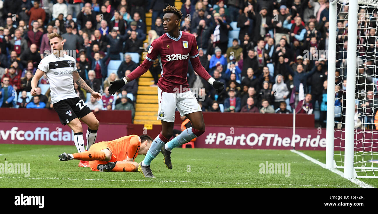 13 avril 2019, l'établissement Villa Park, Birmingham, Angleterre ; Sky Bet Championnat, Aston Villa vs Bristol City : Tammy Abraham (18) de Aston Villa réalise qu'il a été éteint après la notation crédit : Gareth Dalley/News Images images Ligue de football anglais sont soumis à licence DataCo Banque D'Images
