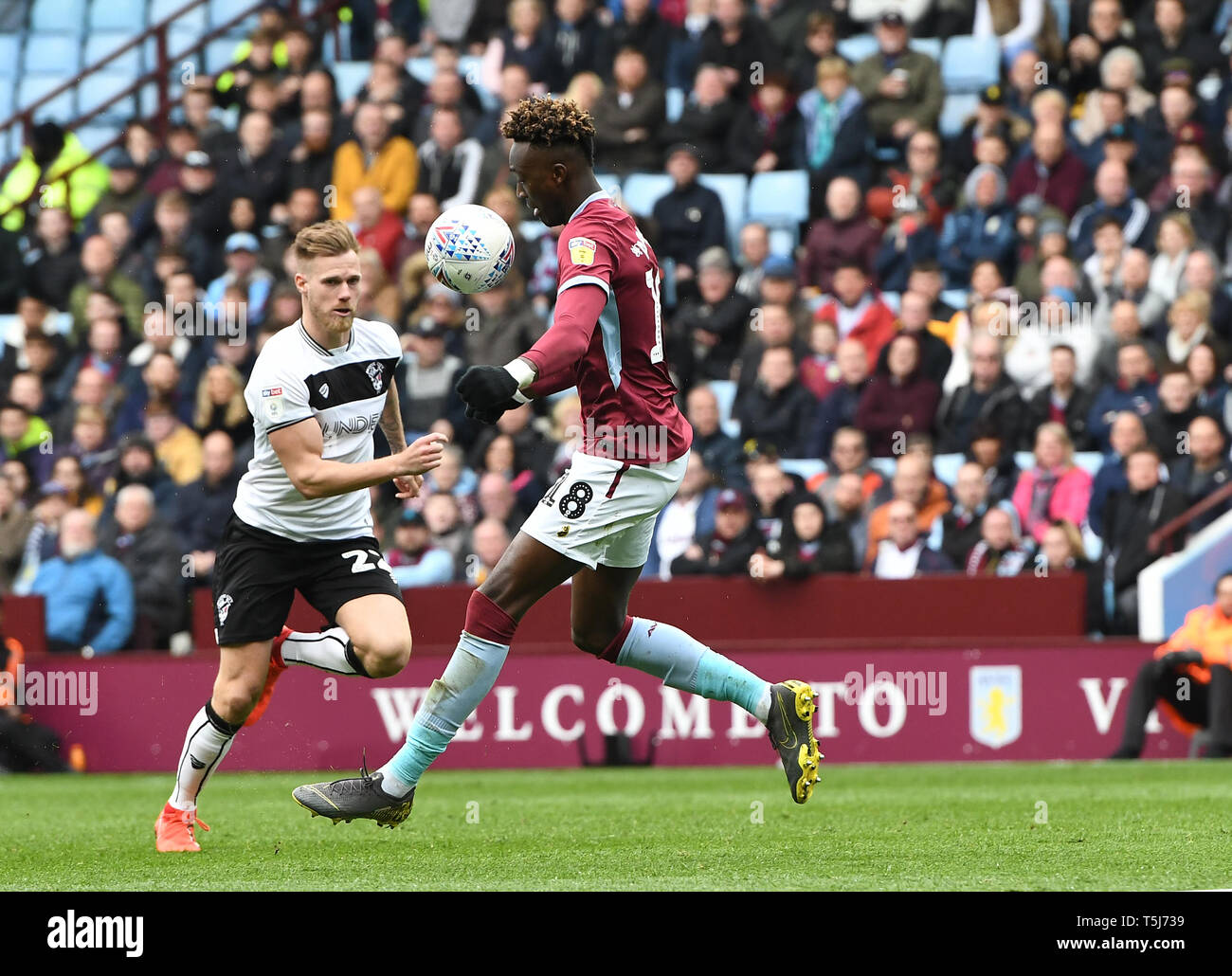 13 avril 2019, l'établissement Villa Park, Birmingham, Angleterre ; Sky Bet Championnat, Aston Villa vs Bristol City : Tammy Abraham (18) de Aston Villa est hors-jeu mais ne se rendre compte au moment où le crédit : Gareth Dalley/News Images images Ligue de football anglais sont soumis à licence DataCo Banque D'Images