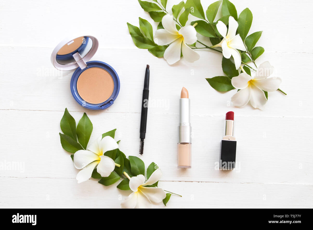 Beauté cosmétiques pour la peau maquillage visage de femme colorées vous détendre avec des fleurs de frangipaniers télévision arrangement style laïcs Banque D'Images