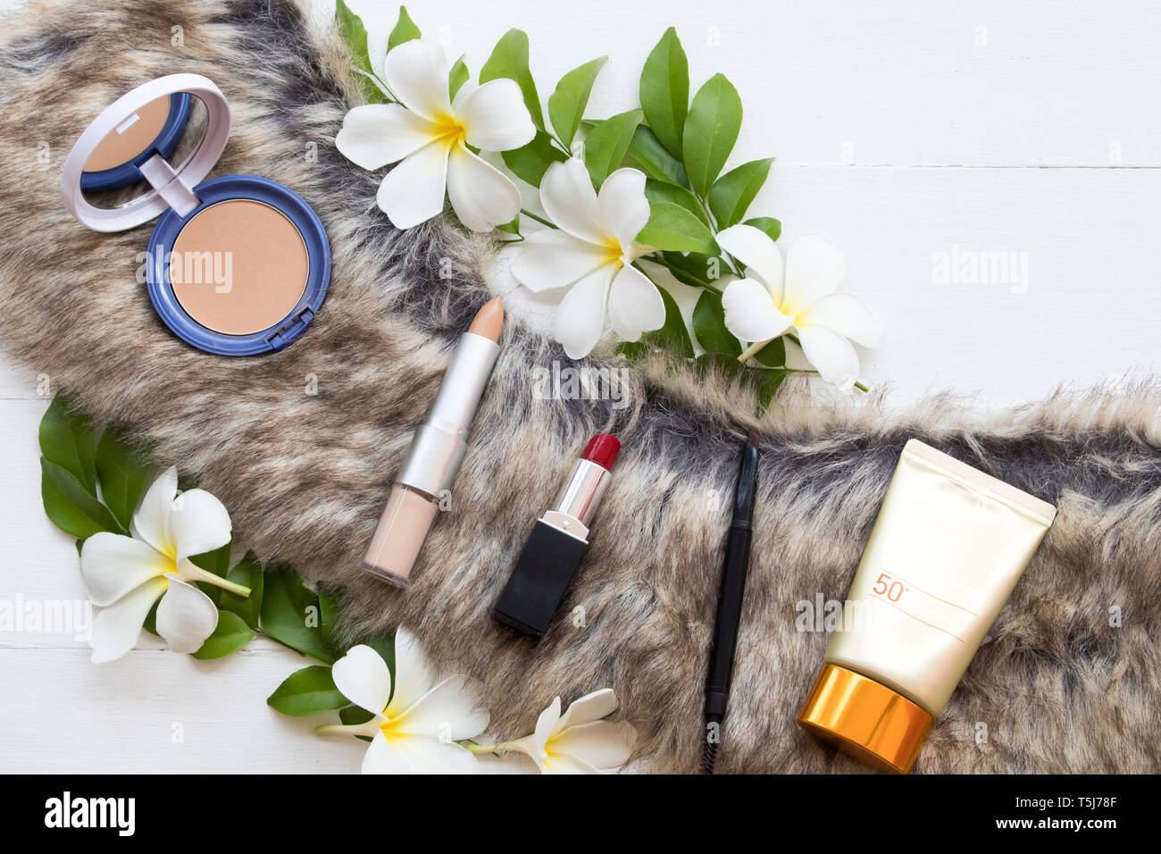 Beauté cosmétiques pour la peau maquillage visage de femme colorées vous détendre avec des fleurs de frangipaniers télévision arrangement style laïcs Banque D'Images