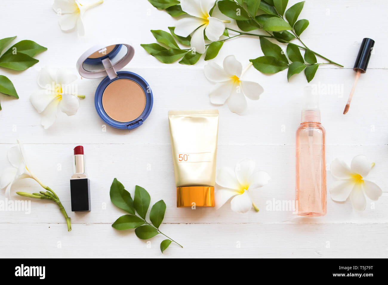 Beauté cosmétiques pour la peau maquillage visage de femme colorées vous détendre avec des fleurs de frangipaniers télévision arrangement style laïcs Banque D'Images