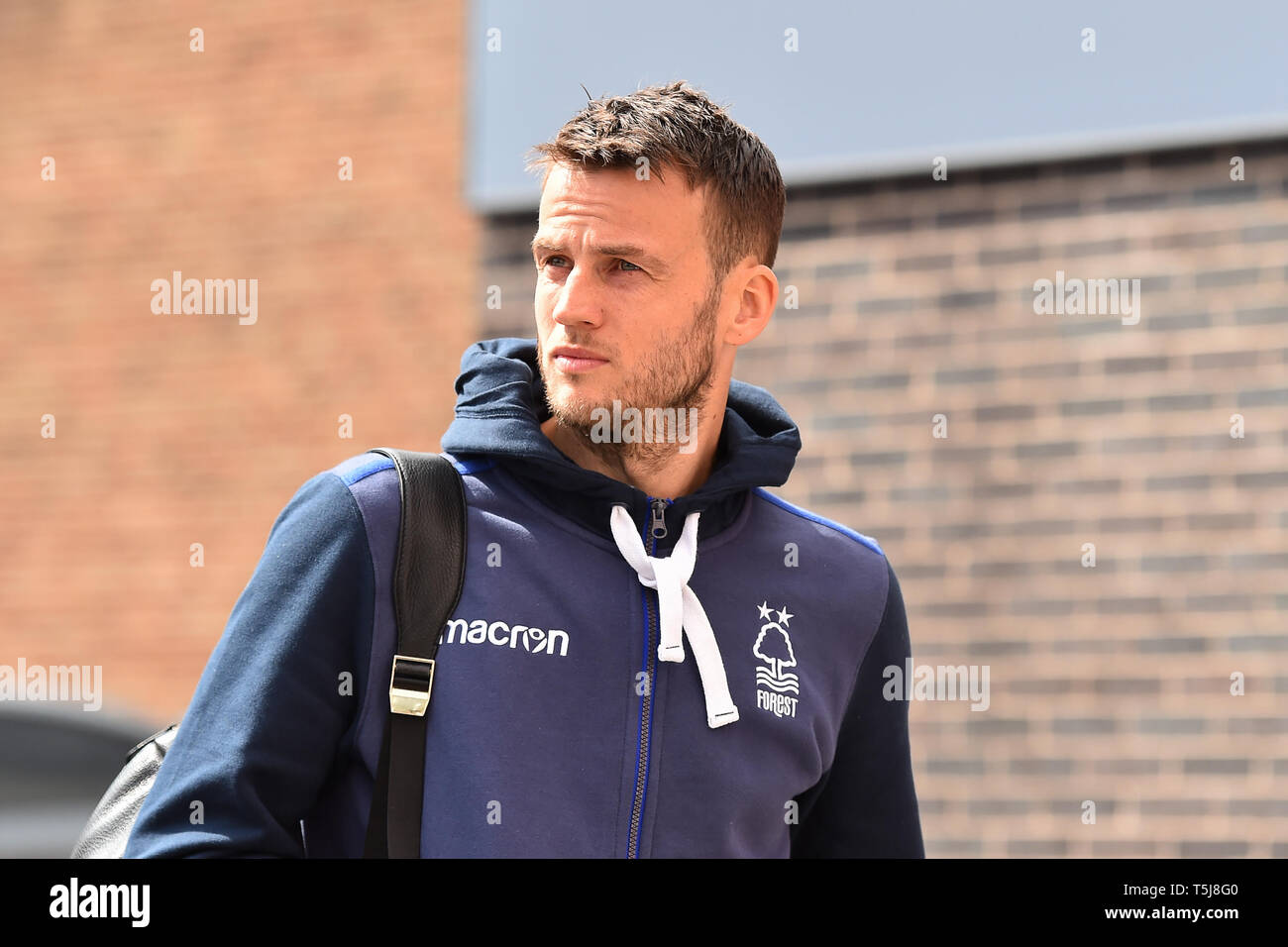 13 avril 2019, la ville, Nottingham, Angleterre ; Sky Bet Championship, Nottingham Forest contre Blackburn Rovers : Luke Steele (15) La forêt de Nottingham arrive au rez-de-Ville Crédit : Jon Hobley/News Images images Ligue de football anglais sont soumis à licence DataCo Banque D'Images