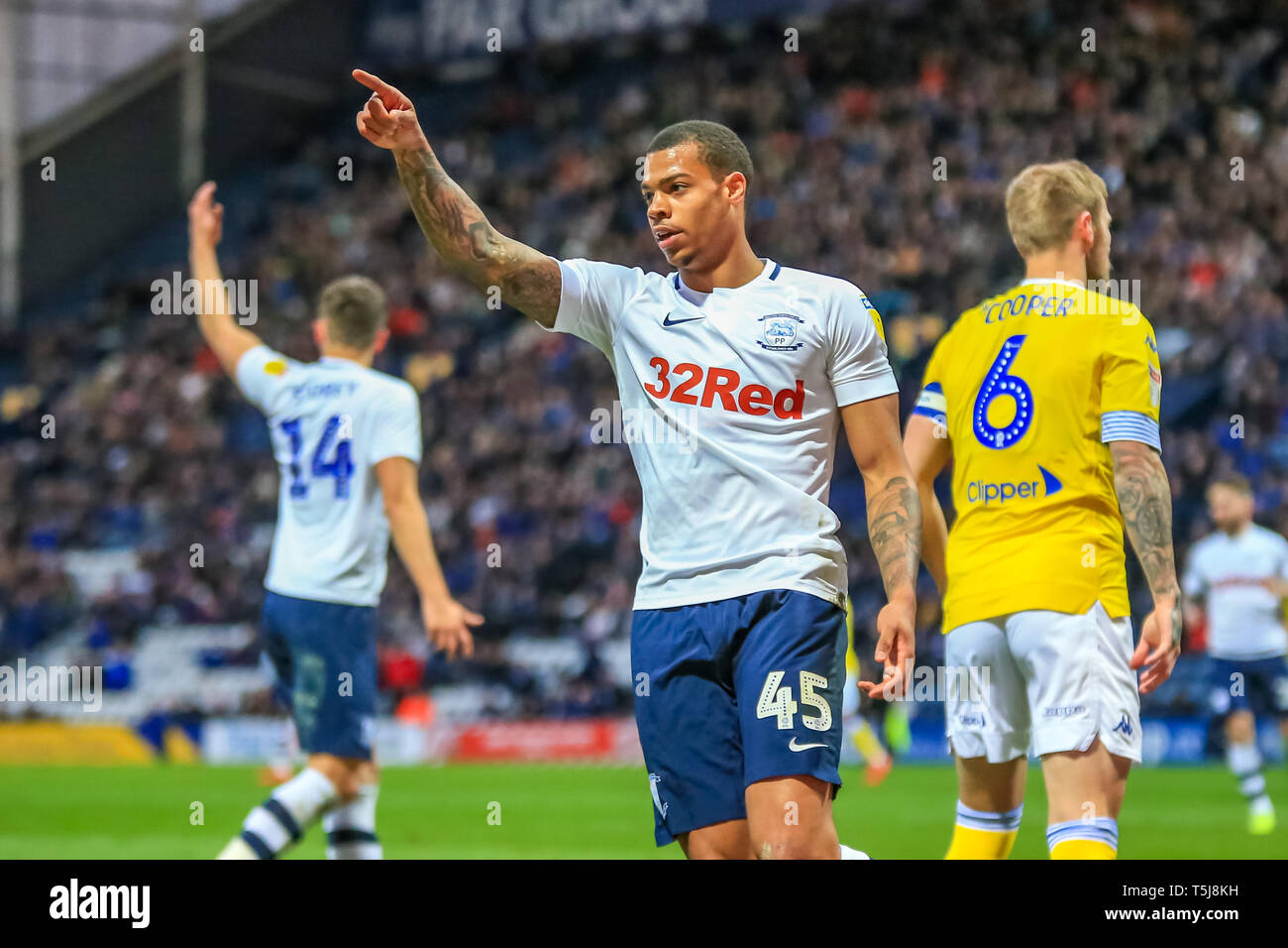 9 AVRIL 2019 , Deepdale, Preston, England ; Sky Bet Championship, Preston North End vs Leeds United ; Lukas Nmecha (45) de Preston a jugé off side après avoir battu Kiko Casilla (33) de Leeds Utd à son crédit près de post : Craig Milner/News Images images Ligue de football anglais sont soumis à licence DataCo Banque D'Images