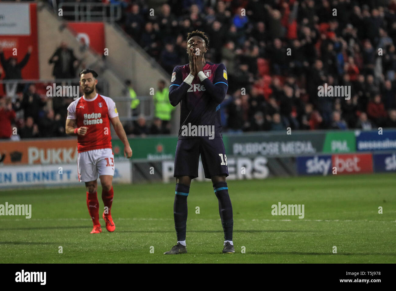 10 avril 2019, New York Stadium, Rotherham, Angleterre ; Sky Bet Championship Rotherham United vs Aston Villa ; Tammy Abraham (18) de Aston Villa montre l'émotion que sa mort est sauvé par Marek Rodak (01) de Rotherham United Credit : Mark Cosgrove/News Images images Ligue de football anglais sont soumis à licence DataCo Banque D'Images