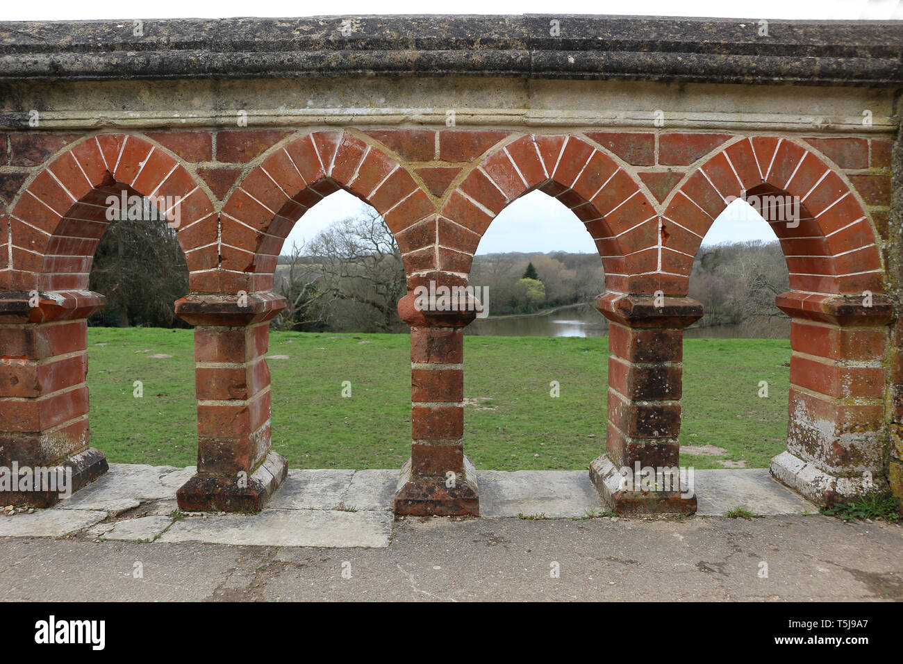 Des piliers et des arches sur haut de la terrasse de plage d'Aberystwyth, Hampshire, Angleterre Banque D'Images