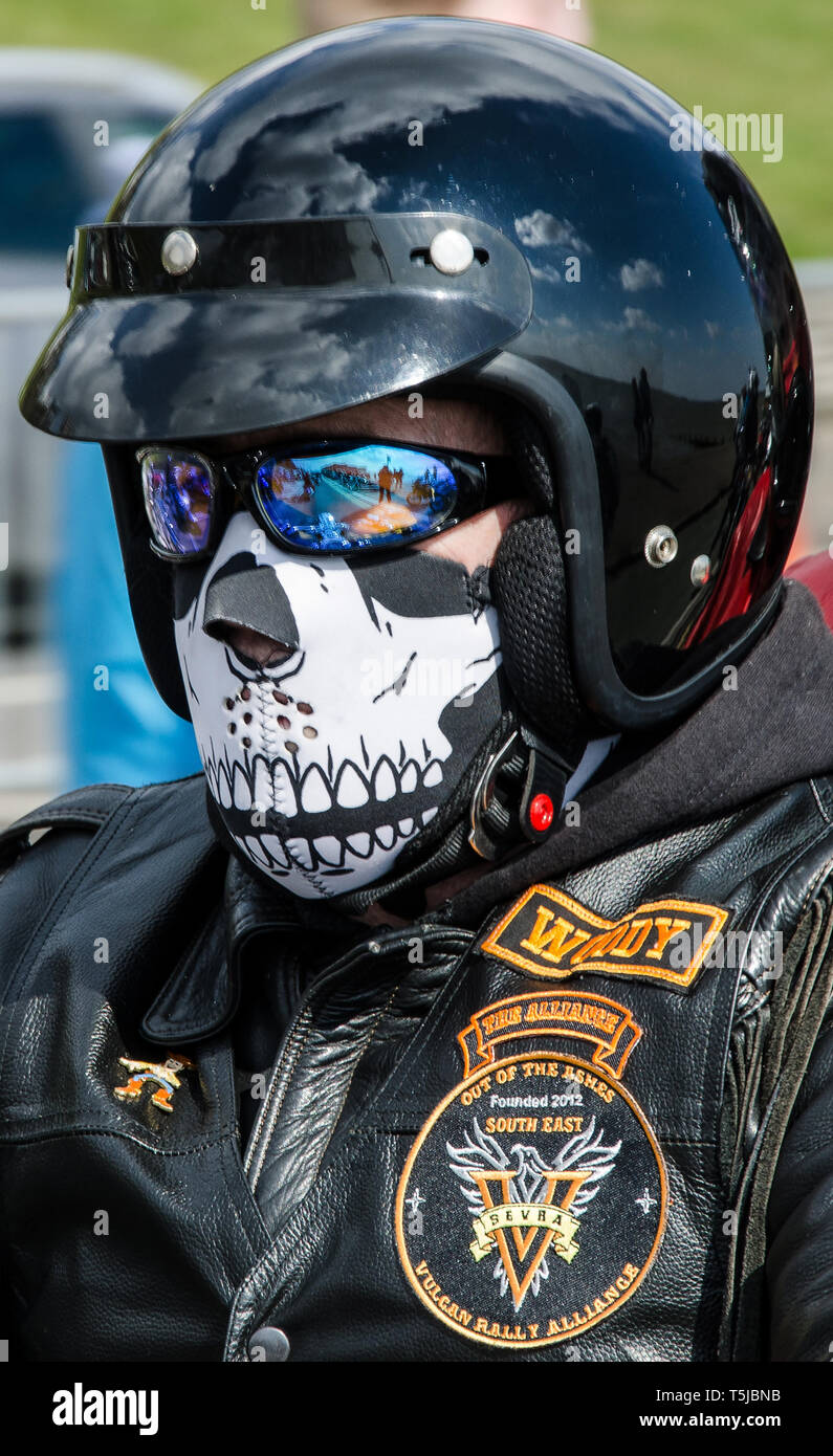 Pilote de moto avec masque de crâne au rallye moto Southend Shakedown 2013, Southend on Sea, Essex, Royaume-Uni Banque D'Images