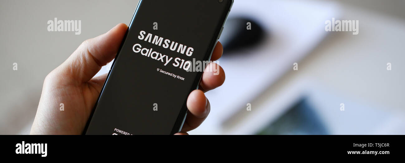 Man holding samsung galaxy S 10 dans la main Banque D'Images