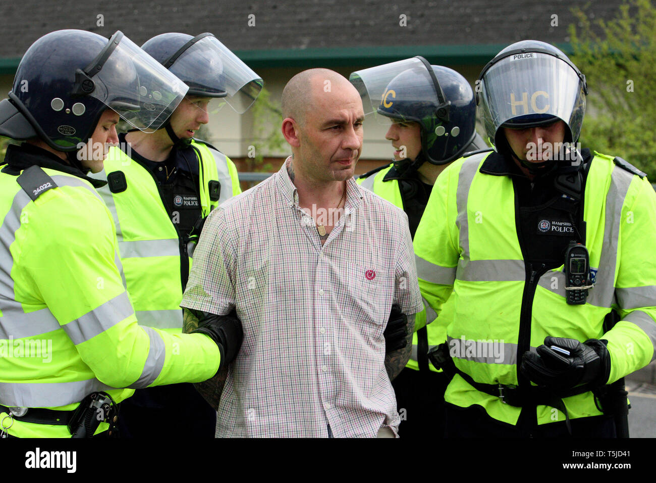 Richard Price, condamnés football hooligan et membre de l'EDL, en état d'arrestation après une protestation. Aylesbury. 1 Le 10 mai. Banque D'Images