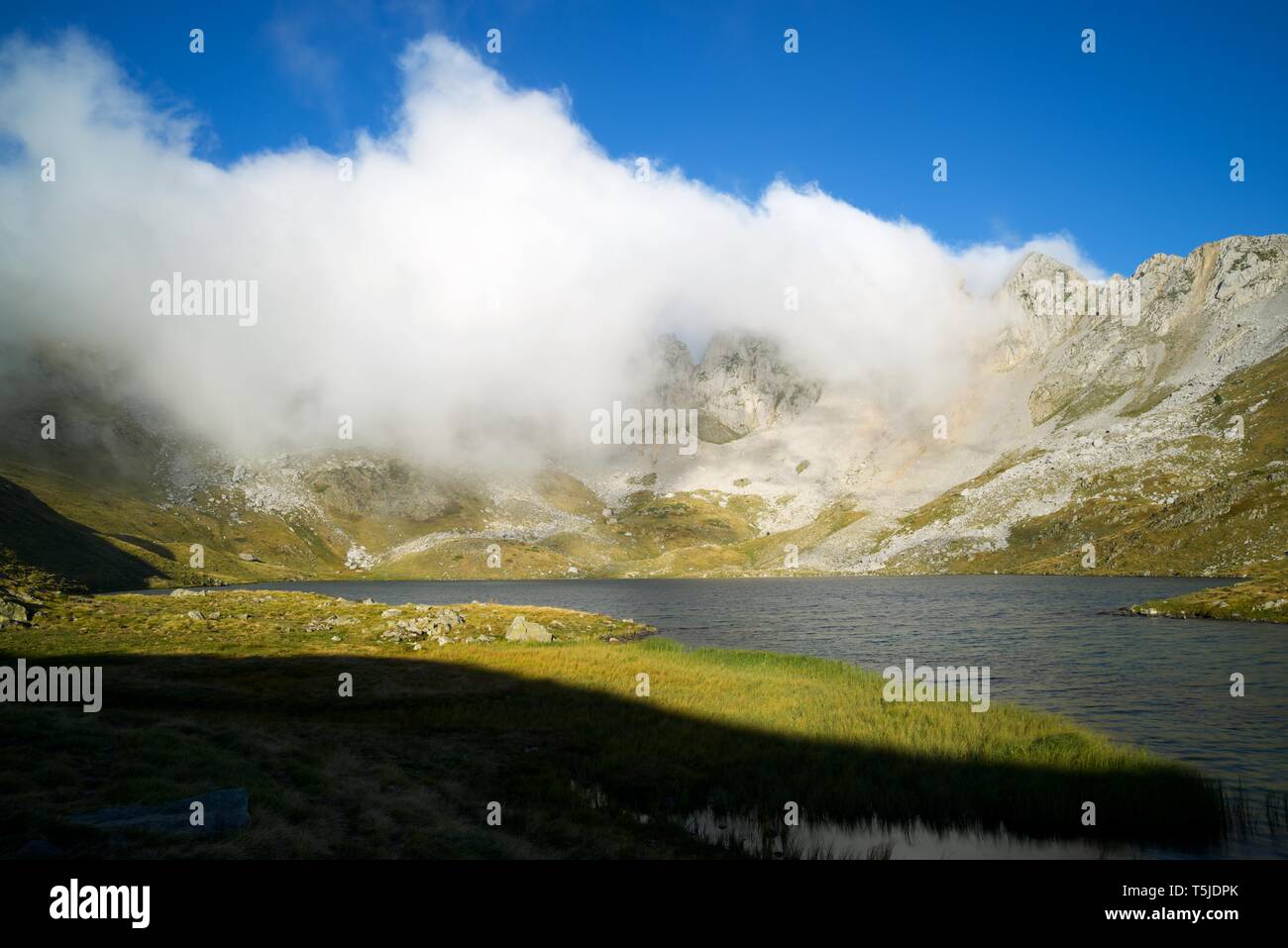 Lac dans la vallée de Acherito Oza, Pyrénées en Espagne. Banque D'Images