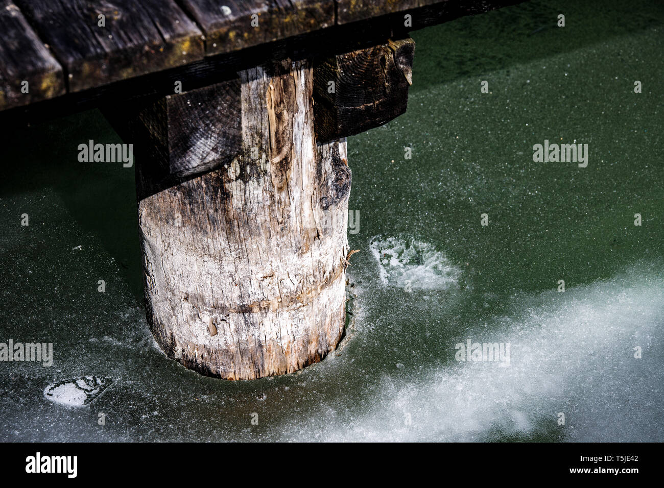 Lac gelé recouvert de glace dans les alpes européennes sur un jour froid en hiver Banque D'Images