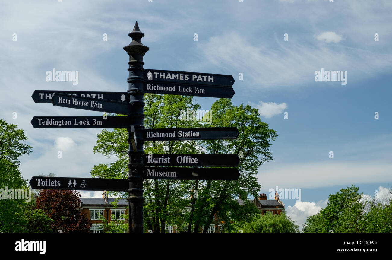 Signes à Richmond Riverside se dirigeant à Ham House, Thames Path, Teddington, blocage de la gare de Richmond, Richmond, Office de Tourisme et musée. Mai, 2018 Banque D'Images