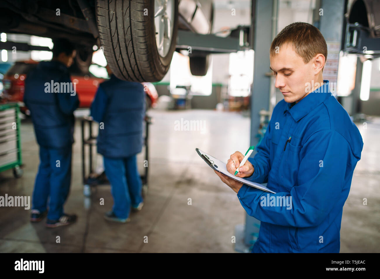 Ordinateur portable avec réparateur remplit la liste de contrôle, voiture, sur l'ascenseur, régler les problèmes, de diagnostic de la suspension. Service de l'automobile, de l'entretien des véhicules Banque D'Images Ordinateur portable avec réparateur remplit la liste de contrôle, voiture, sur l'ascenseur, régler les problèmes, de diagnostic de la suspension. Service de l'automobile, de l'entretien des véhicules Banque D'Images