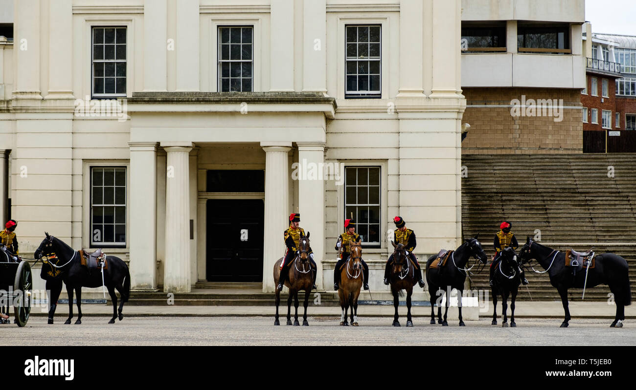 Des troupes du roi Royal Horse Artillery assemblage de la Caserne Wellington avant de continuer à Hyde Park pour Royal des salves, marquant la naissance du bébé royal. Banque D'Images