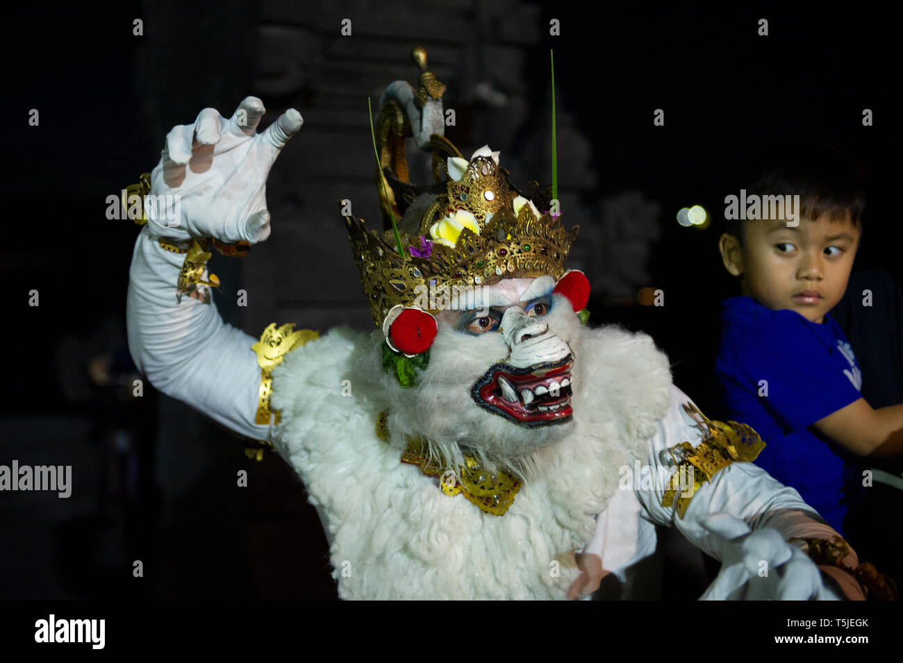Hanuman posant pour les touristes et un peu choqué de l'enfant au Kecak Danse à Uluwatu Temple (Pura Luhur Uluwatu à Bali (Indonésie) Banque D'Images Hanuman posant pour les touristes et un peu choqué de l'enfant au Kecak Danse à Uluwatu Temple (Pura Luhur Uluwatu à Bali (Indonésie) Banque D'Images