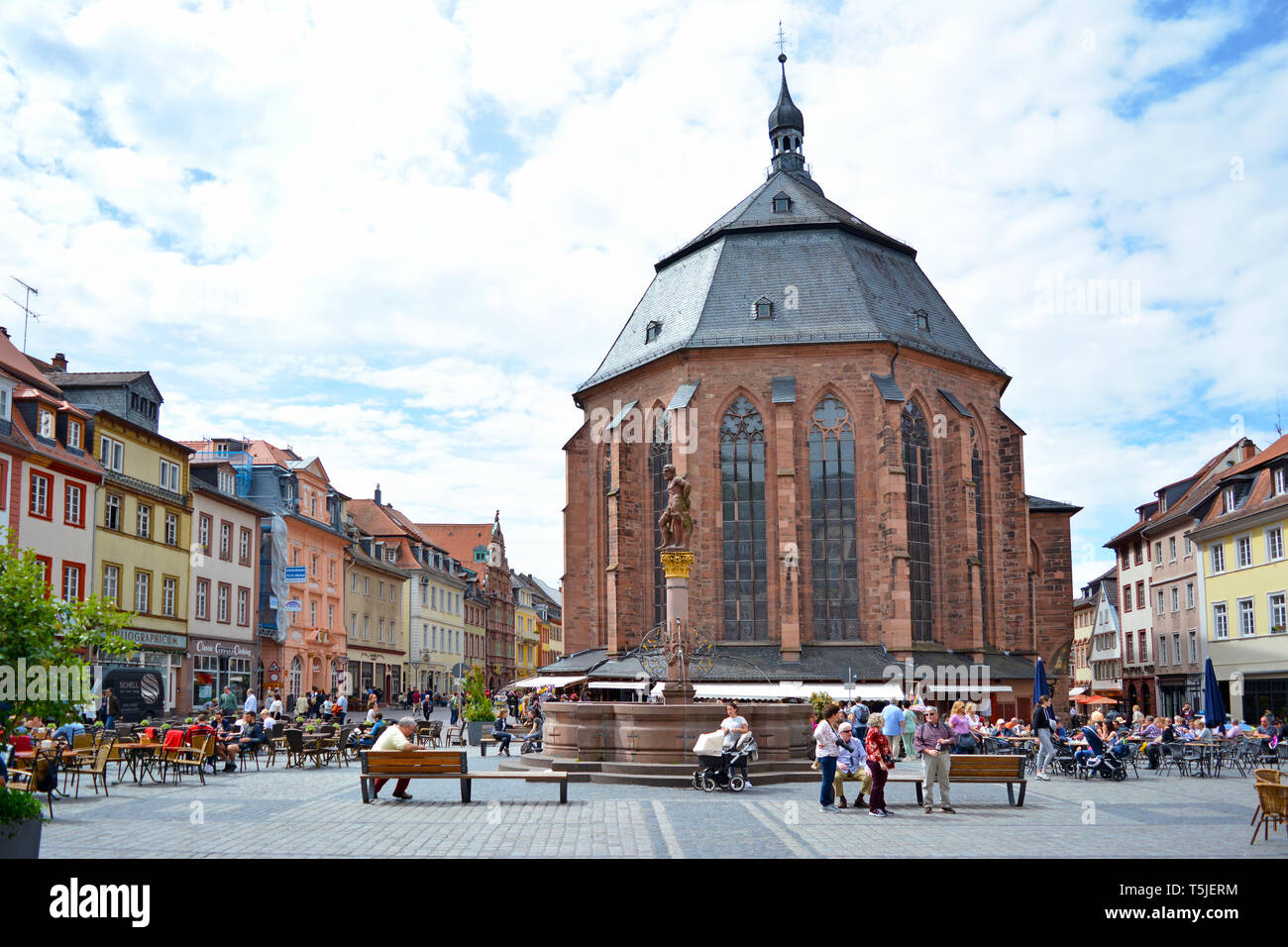 Église de l'Esprit Saint appelé 'Heiliggeistkirche' en allemand au marché au centre-ville historique aux beaux jours Banque D'Images