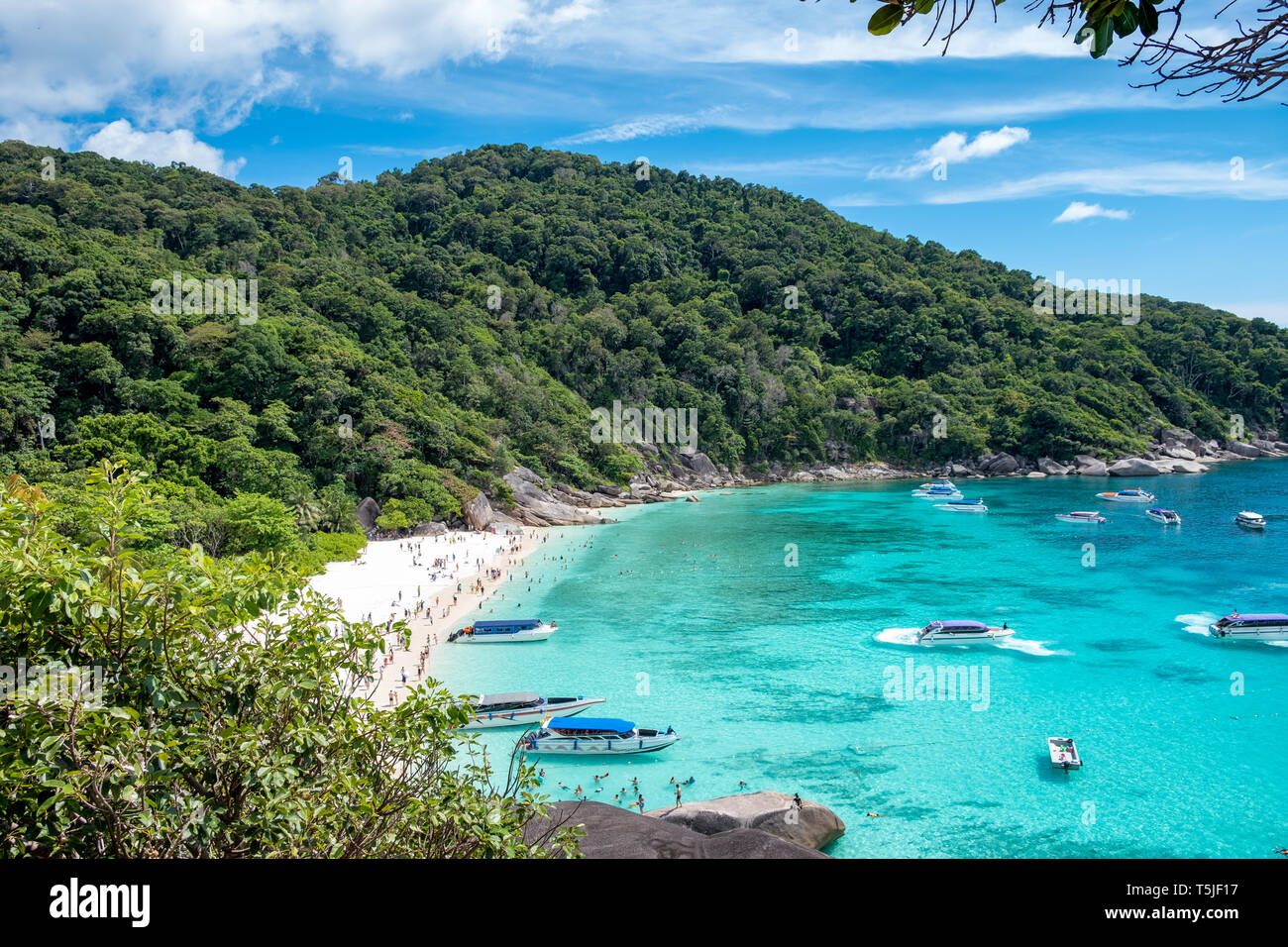 La baie turquoise fantastique avec bateau naviguant sur similan Banque D'Images