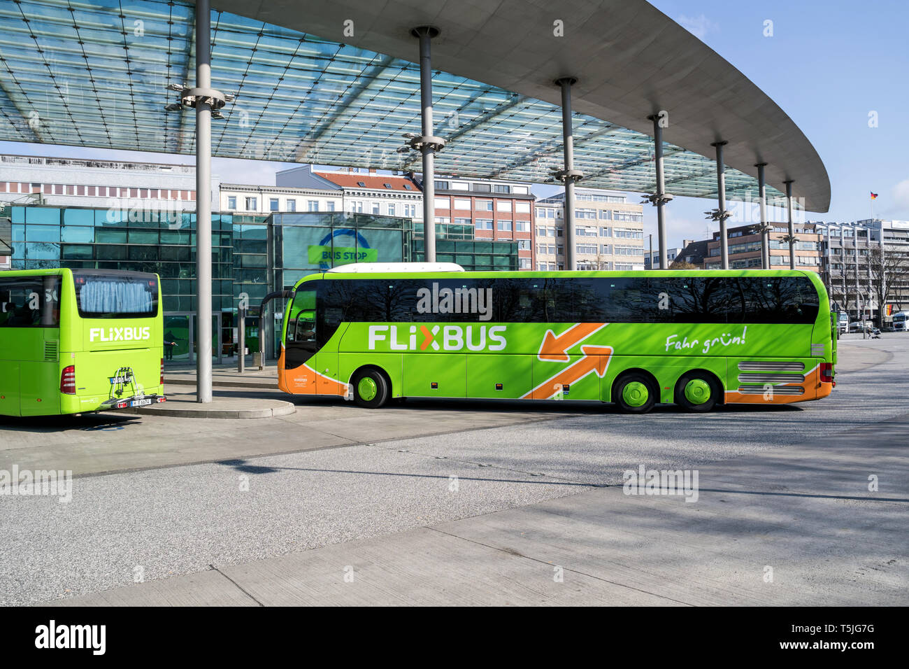 Flixbus intercity bus à la gare routière centrale de Hambourg. Flixbus est une marque qui offre des services d'autocars dans toute l'Europe. Banque D'Images