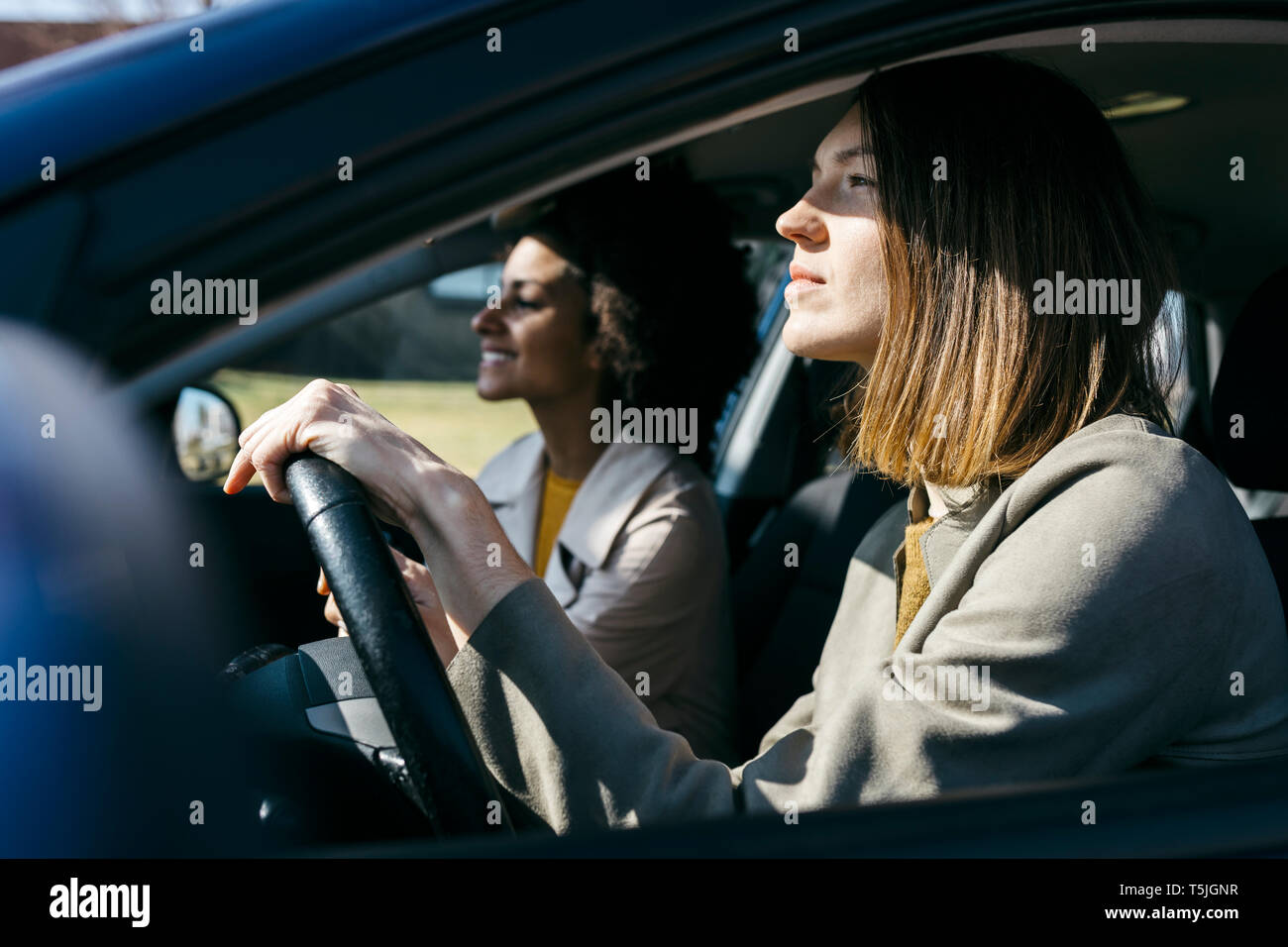Deux femmes dans une voiture conduite Banque D'Images