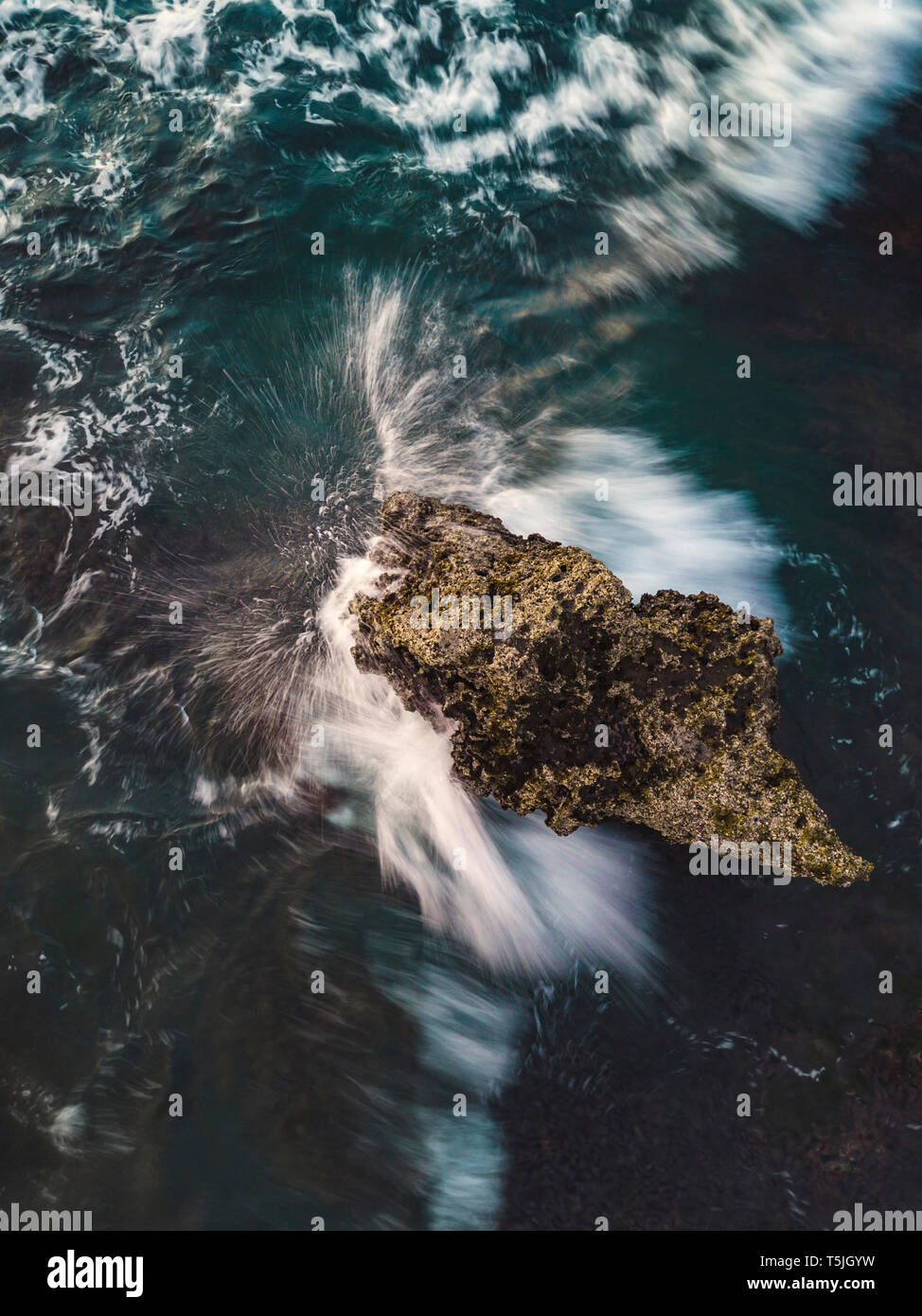 L'INDONÉSIE, Bali, plage de Batu Bolong, vue aérienne d'une vague de l'océan à un rocher Banque D'Images