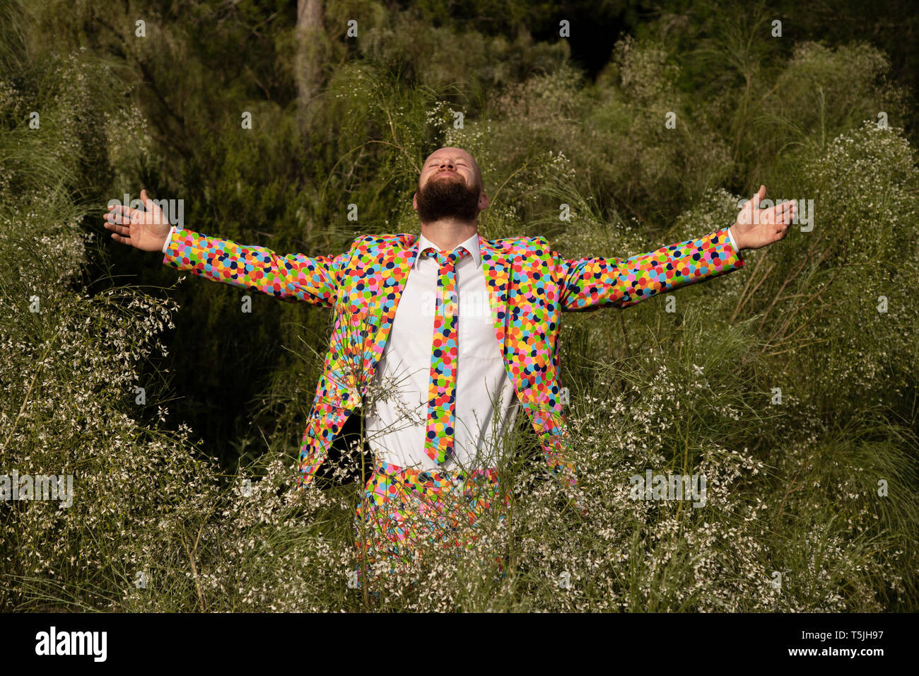 Homme barbu portant costume avec colorful polka-dots profiter de la nature Banque D'Images