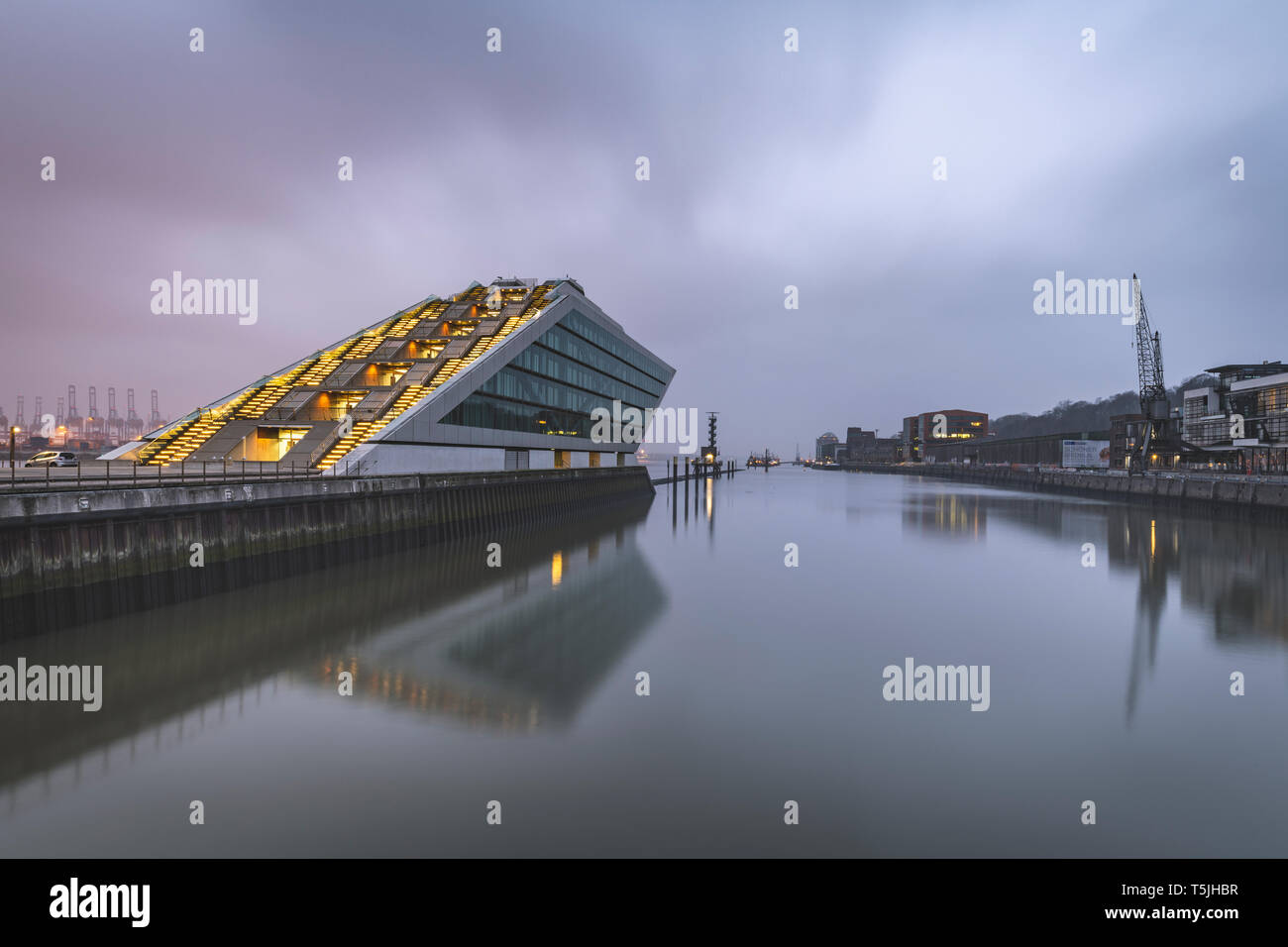 Allemagne, Hambourg, Altona, immeuble de bureaux modernes Dockland au crépuscule Banque D'Images