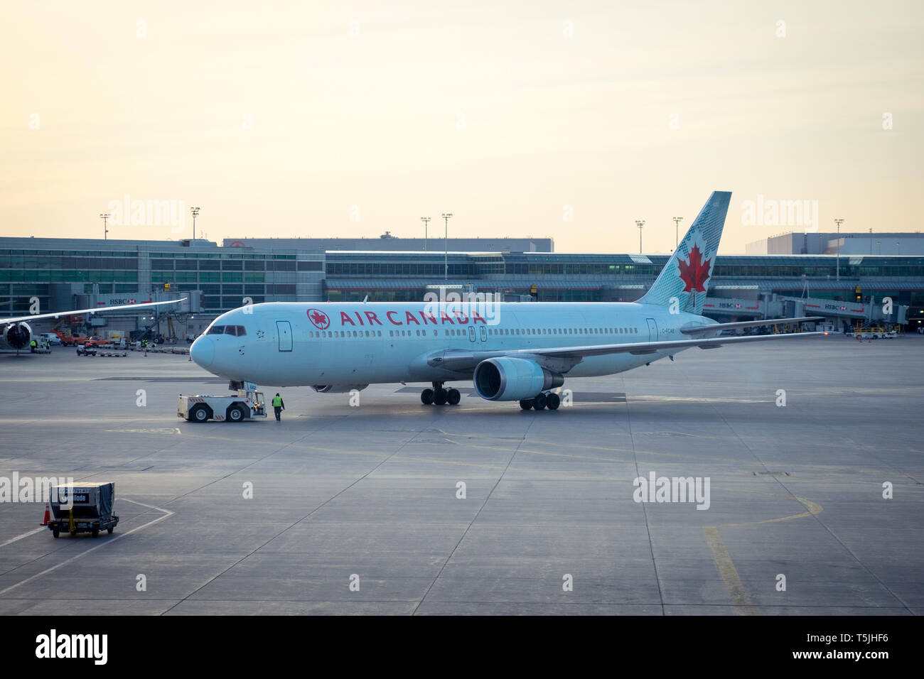 Un Boeing 767-300ER d'Air Canada (763) sur le tarmac de l'aéroport international Pearson de Toronto (YYZ) à Toronto, Ontario, Canada. Banque D'Images