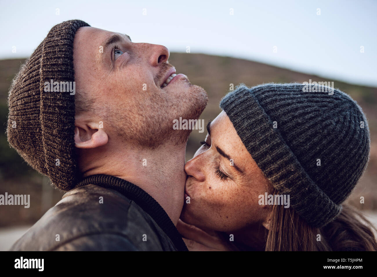 Woman kissing cou de son petit ami Banque D'Images