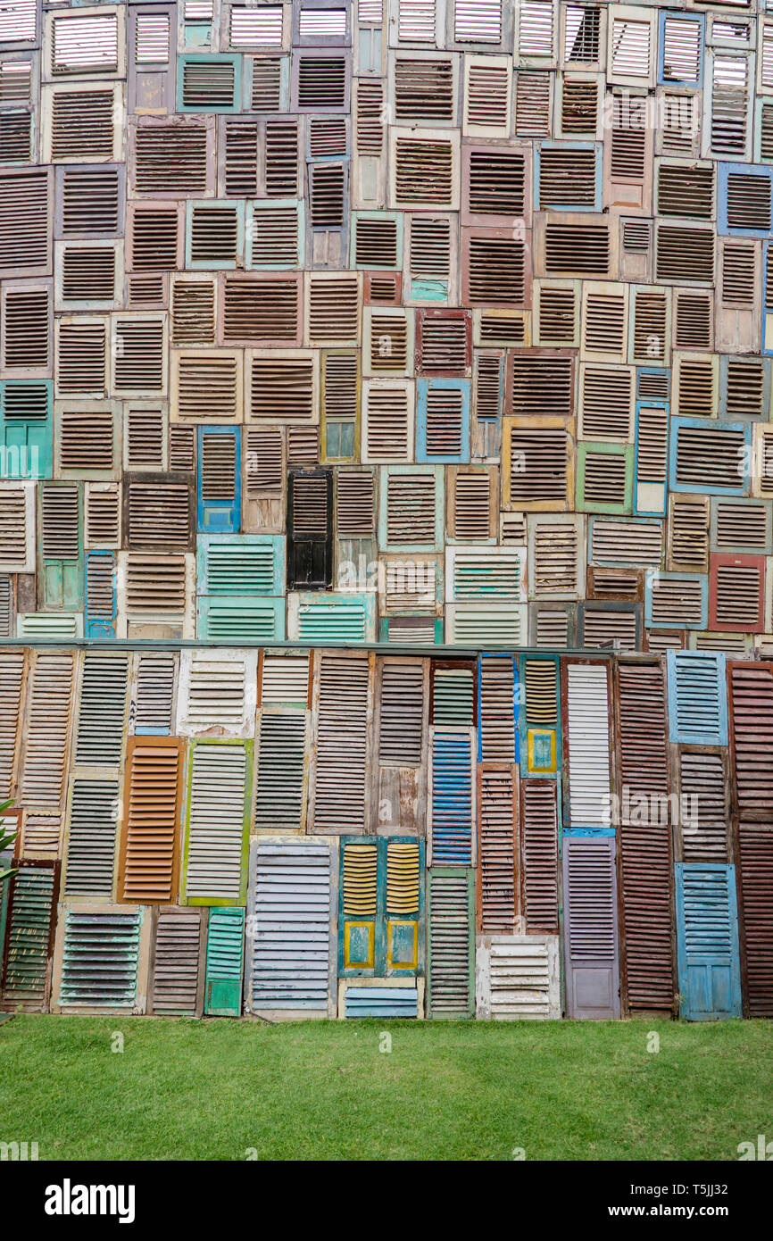 L'INDONÉSIE, Bali, mur de fenêtres en bois Banque D'Images