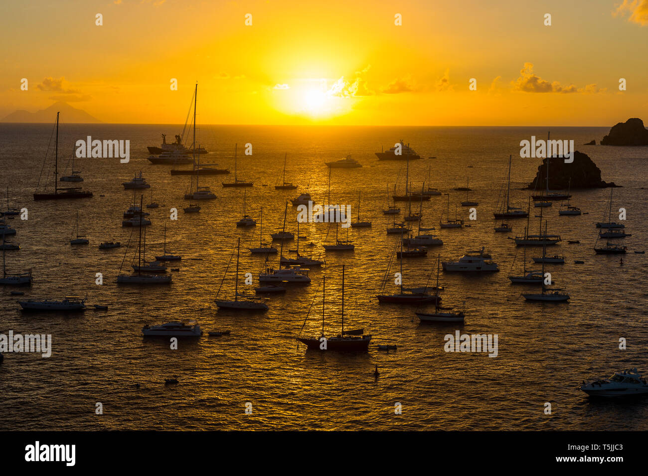 Caraïbes, Petites Antilles, Saint Barthelemy, Coucher de soleil sur le bateau yacht, dans le port de Gustavia Banque D'Images