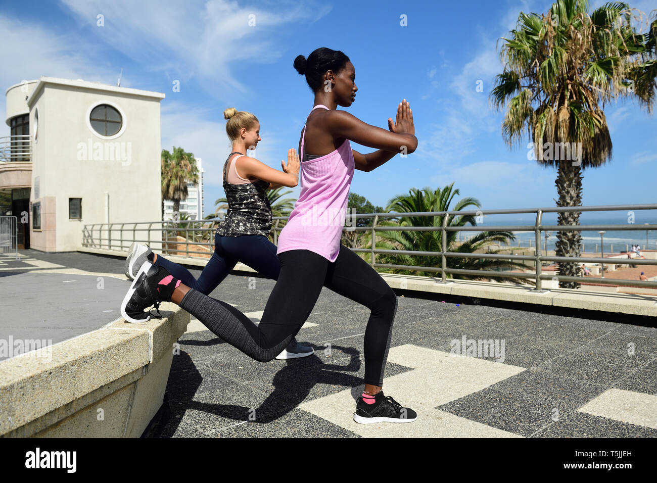 Deux femmes de faire des exercices de remise en forme en plein air Banque D'Images