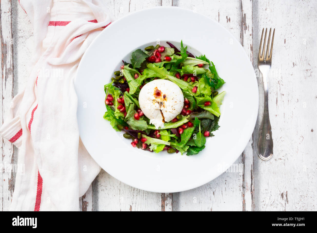 Salade orientale à la menthe, pistaches, graines de grenade et burrata Banque D'Images