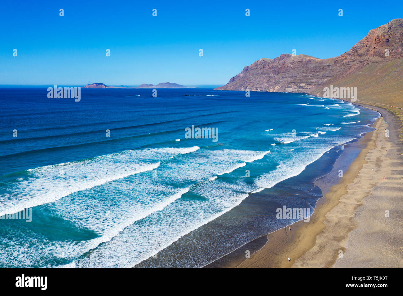 Espagne, Canaries, Lanzarote, Risco de Famara, Playa Famara à Caleta de Famara, à l'arrière l'île de La Graciosa, vue aérienne Banque D'Images