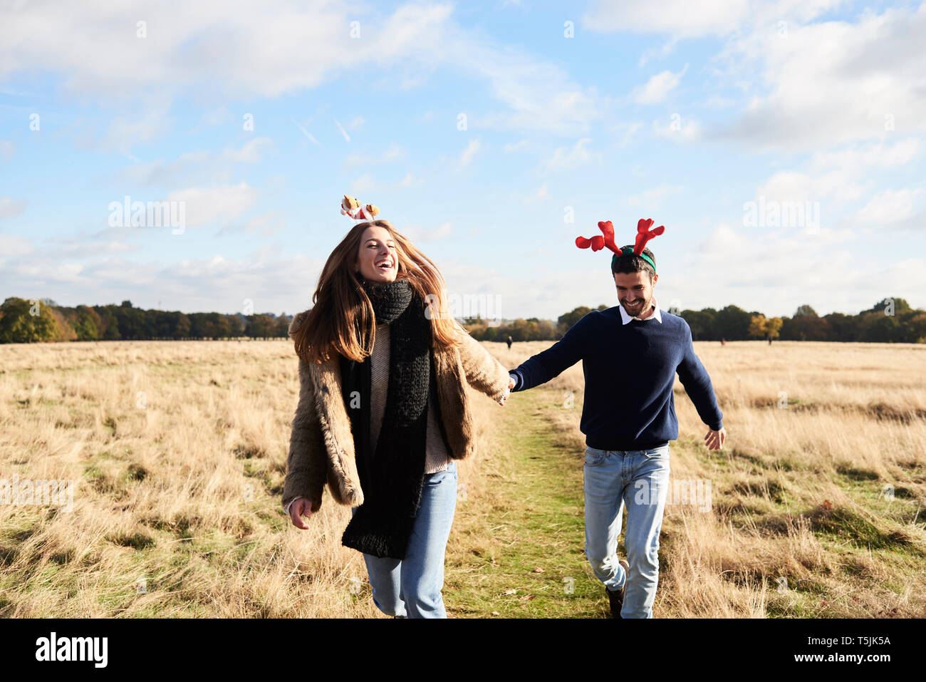 Happy carefree couple wearing headdress Noël à la campagne Banque D'Images