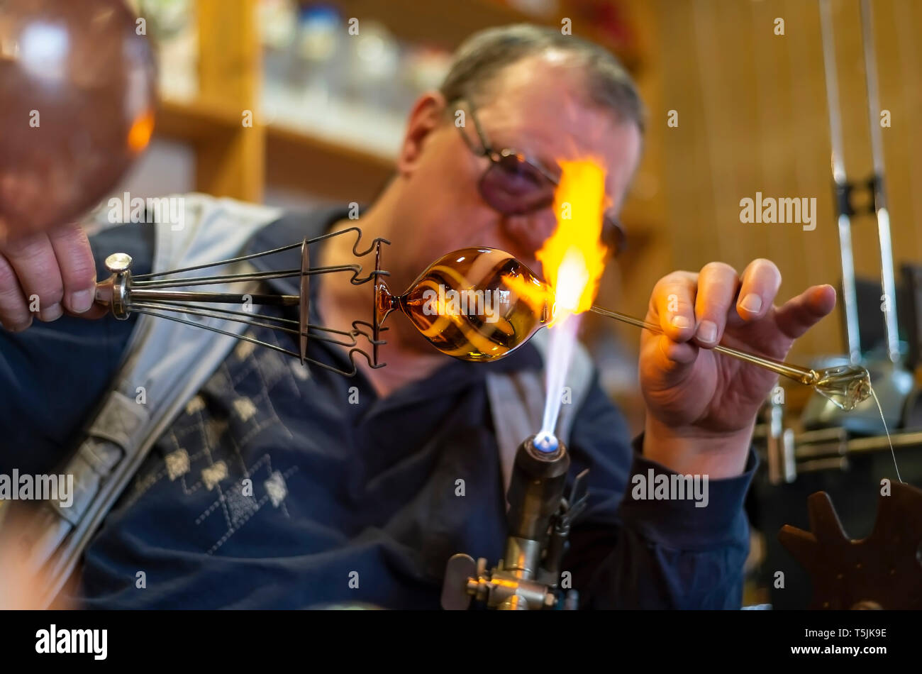Souffleur de verre verre fusion formant Banque D'Images