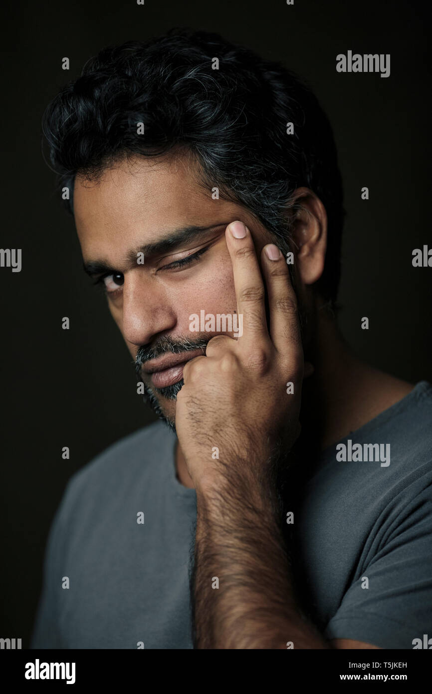 Portrait d'un Indien, tirant un oeil fermé Banque D'Images
