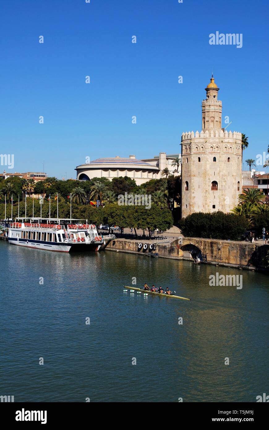 Séville, ESPAGNE - 15 novembre 2008 - Vue de la tour dorée (Torre del Oro) le long de la rivière Guadalquivir, avec le théâtre de la Maestranza à l'arrière, se Banque D'Images