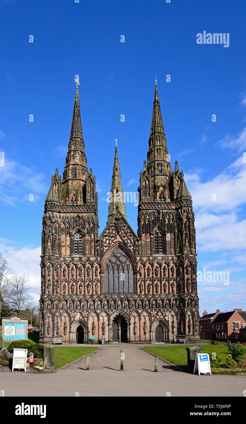 Vue de face de la cathédrale de Lichfield, Lichfield, Staffordshire, Angleterre, Royaume-Uni. Banque D'Images