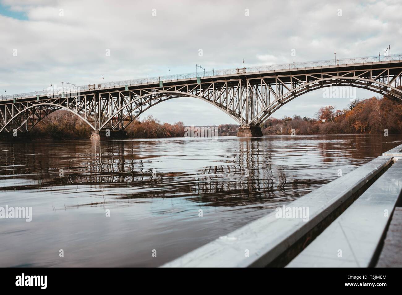 Un pont en acier au-dessus d'une rivière Banque D'Images