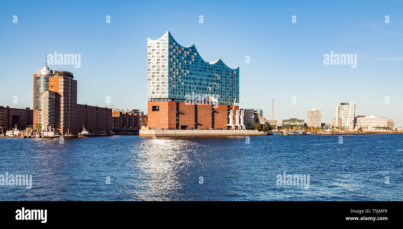 Allemagne, Hambourg, Elbe Philharmonic Hall vu de l'eau Banque D'Images