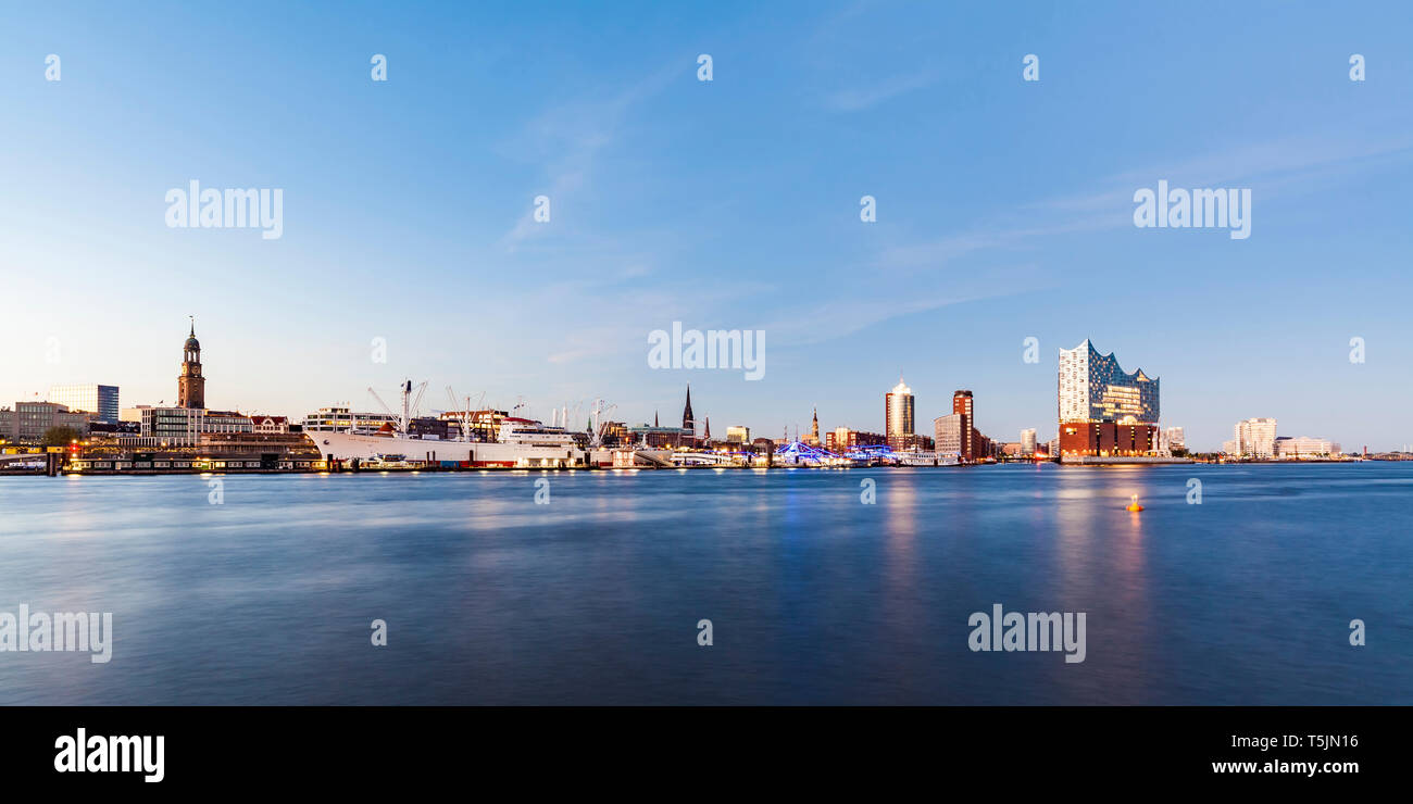 Allemagne, Hambourg, Skyline avec Elbe Philharmonic Hall et HafenCity Banque D'Images