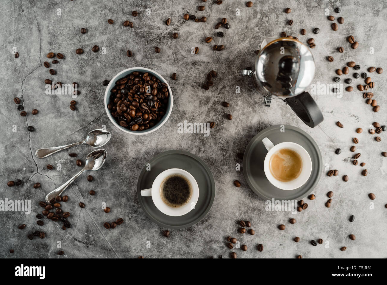 Tasse de café noir, tasse de café expresso cuillères et les grains de café Banque D'Images