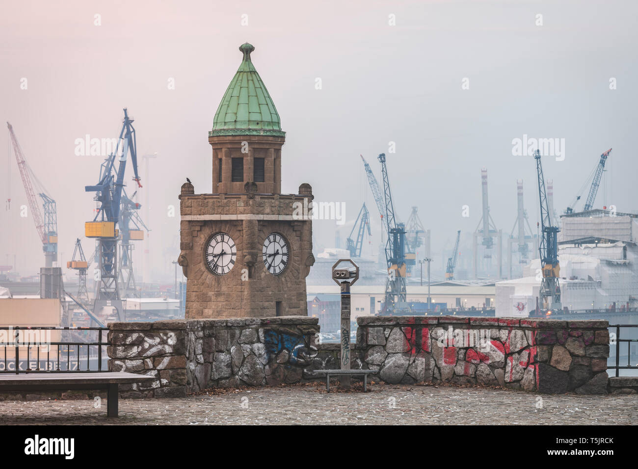 Allemagne, Hambourg, St Pauli Embarcadères en hiver Banque D'Images