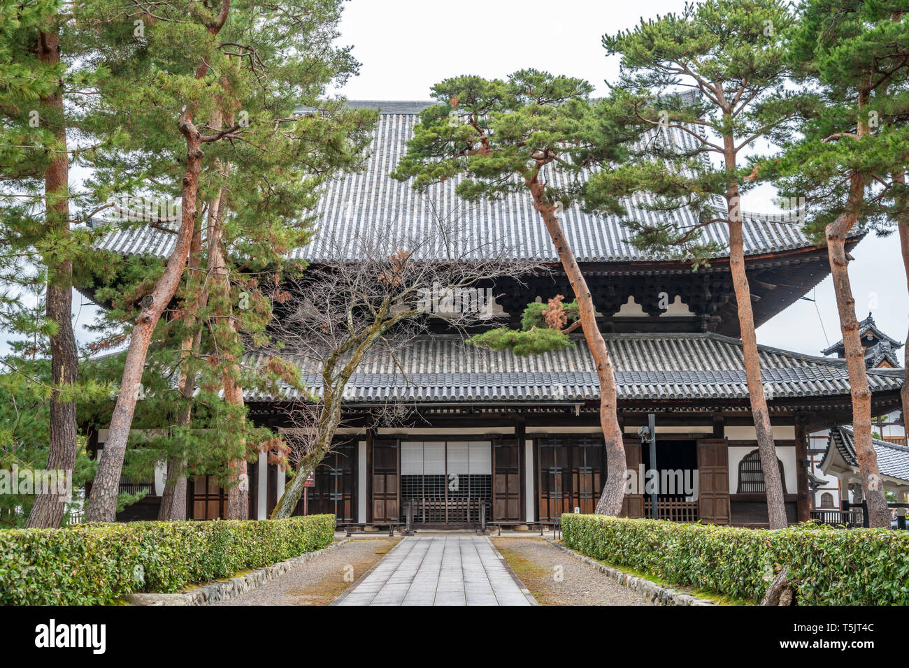 Kyoto, Japon - 10 mars 2019 : Hondo (Hall principal) de Shokoku-ji temple consacré à Shaka nyorai. Quartier général de la direction générale de Shokoku-ji zen rinzai B Banque D'Images