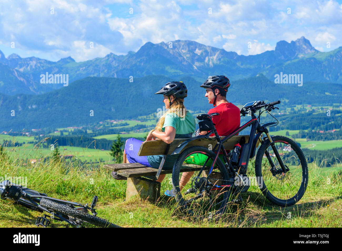 Les jeunes cyclistes appréciant la nature alpine dans l'Est de l'Allgäu Banque D'Images
